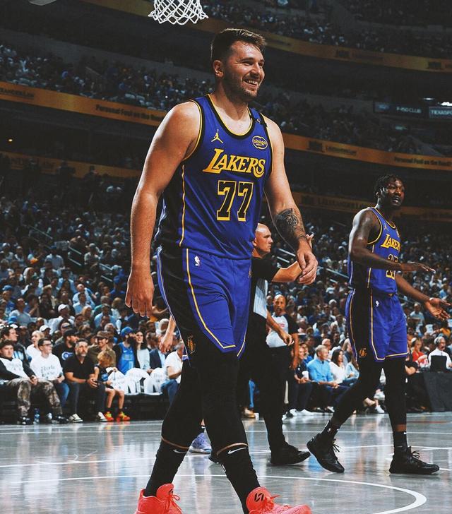 包含东契奇回归赛场，大胜首场状态亮眼，尤文图斯观众沸腾！的词条